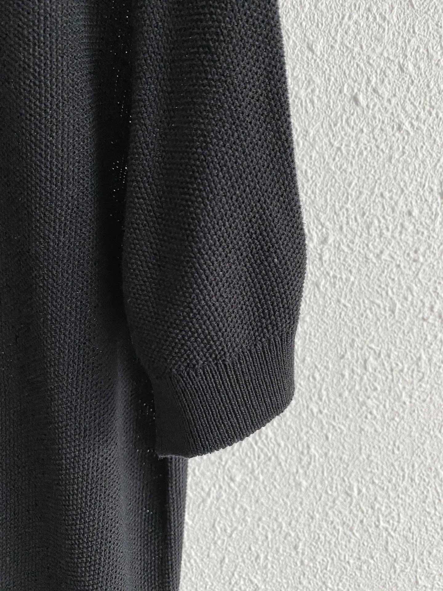 The entire Loro Piana piece is made of fine plain knitting technology, without unnecessary patterns, and relies solely on clean texture. Fabrics of this kind of weave are usually thinner, breathable, smooth to the touch, and have a soft matte texture, which is very consistent with the old-money style aesthetic of "low-key and noble". Sizes:M-3XL